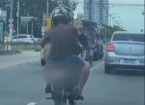 cachorro-e-carregado-no-colo-entre-ocupantes-de-moto-em-avenida-movimentada-de-belem;-video