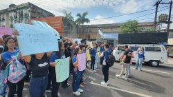 alunos-fecham-avenida-em-belem-em-protesto-por-melhorias-em-escola