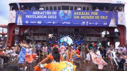 sao-joao-na-amazonia:-cortejo-fluvial-atravessa-rio-com-batuque-de-carimbo-e-marca-a-abertura-do-boi-junino-que-leva-35-mil-as-ruas-de-belem