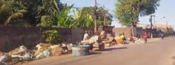 homem-e-flagrado-despejando-lixo-proximo-a-calcada-na-rodovia-transcoqueiro,-em-belem