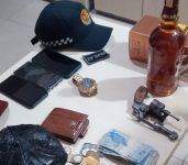 suspeito-de-roubo-e-preso-com-arma,-dinheiro-e-garrafa-de-uisque-em-ananindeua,-no-para