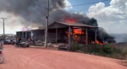 incendio-destroi-estabelecimentos-as-margens-da-transamazonica,-em-anapu,-no-para