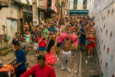 bloco-‘minha-boca-treme’-faz-carnaval-fora-de-epoca-pelas-ruas-da-cidade-velha,-no-centro-de-belem