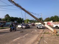poste-fica-pendurado-em-fiacao-eletrica-apos-colisao-de-carro,-em-belem;-video
