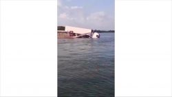 parte-de-caminhao-cai-de-balsa-no-rio-araguaia,-no-sudeste-do-para;-video