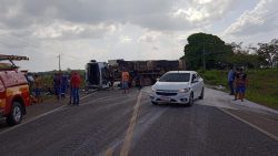 caminhao-tomba-na-br-316-e-interdita-as-duas-pistas-entre-castanhal-e-santa-maria