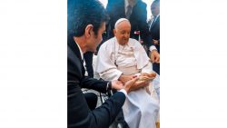 papa-francisco-recebe-imagem-de-na-sa-de-nazare-e-pedaco-da-corda-do-cirio-e-e-convidado-a-visitar-o-para