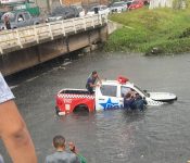 viatura-da-pm-cai-dentro-de-canal-na-av.-independencia,-em-ananindeua