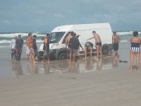 van-atola-apos-mare-subir-em-praia-de-salinopolis,-no-para