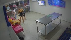 assaltante-invade-lavanderia-e-rende-clientes-em-belem;-video