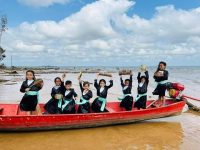 criancas-ribeirinhas-fazem-ensaio-de-formatura-tematico-de-pescador-no-para;-veja-fotos