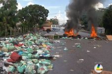 crise-do-lixo:-belem-tem-mais-um-dia-de-sacolas-pelas-ruas;-caminhao-de-coleta-cede-junto-com-asfalto