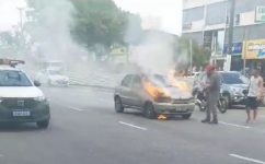 video-mostra-carro-pegando-fogo-no-meio-de-avenida-em-ananindeua,-no-para