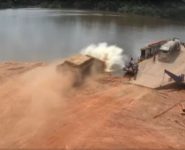 caminhoneiro-se-joga-e-carreta-desgovernada-cai-no-rio-xingu,-no-para;-video