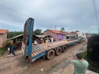 caminhao-prancha-e-usado-para-transportar-barco-com-corpos-ate-iml-no-para