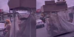homem-com-gorro-de-pelucia-e-flagrado-carregando-sofa-em-uma-moto-na-grande-belem;-video