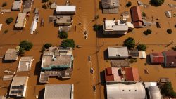 casal-paraense-fala-sobre-resgate-apos-temporais-no-rio-grande-do-sul:-‘a-gente-saiu-do-predio-com-agua-batendo-no-peito’