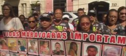 familiares-de-vitimas-de-naufragio-da-lancha-dona-lourdes-ii-fazem-protesto-em-frente-a-forum-criminal-de-belem