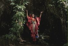 ‘nascida-na-selva’,-nazare-pereira-se-consagra-na-europa-com-a-musica-da-amazonia-e-anuncia-novo-show